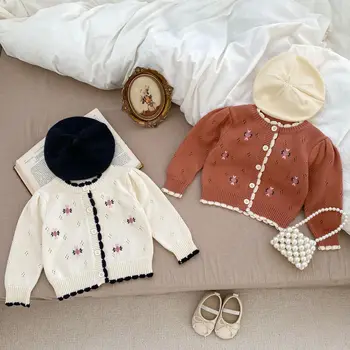 Зимни дрехи за малките момичета, Пуловер, Новост есента 2023 г., Вязаное палто с кръгло деколте и дълги ръкави, ръчна бродерия, однотонное однобортное продукт