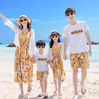Лятна плажни дрехи за семейството, Рокля с цветен модел за майки и дъщери, Памучен тениска и шорти за баща и син, Дрехи за двойката, почивка на море